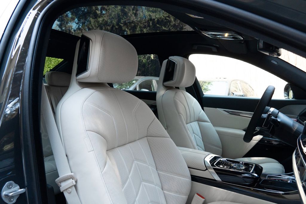 BMW 740 2025