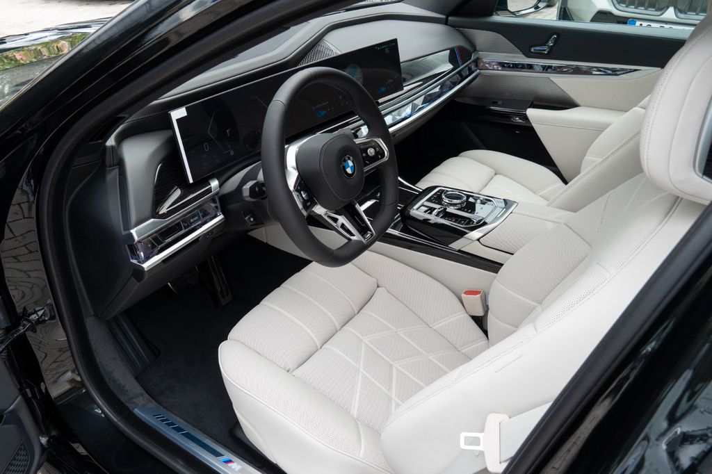 BMW 740 2025