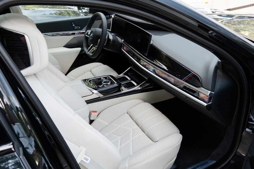 BMW 740 2025