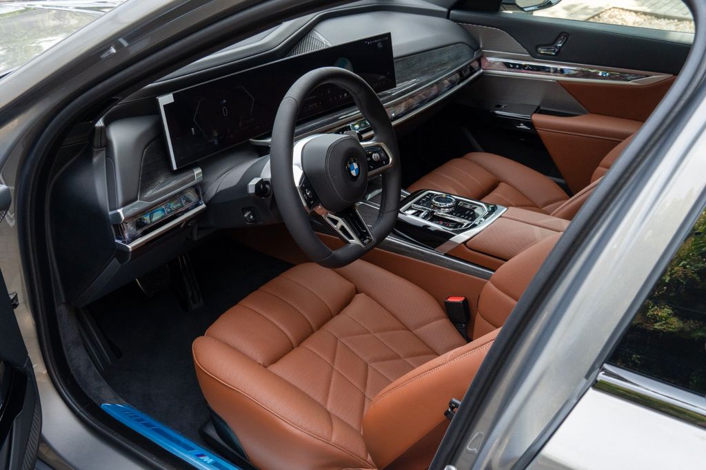 BMW 740 2025