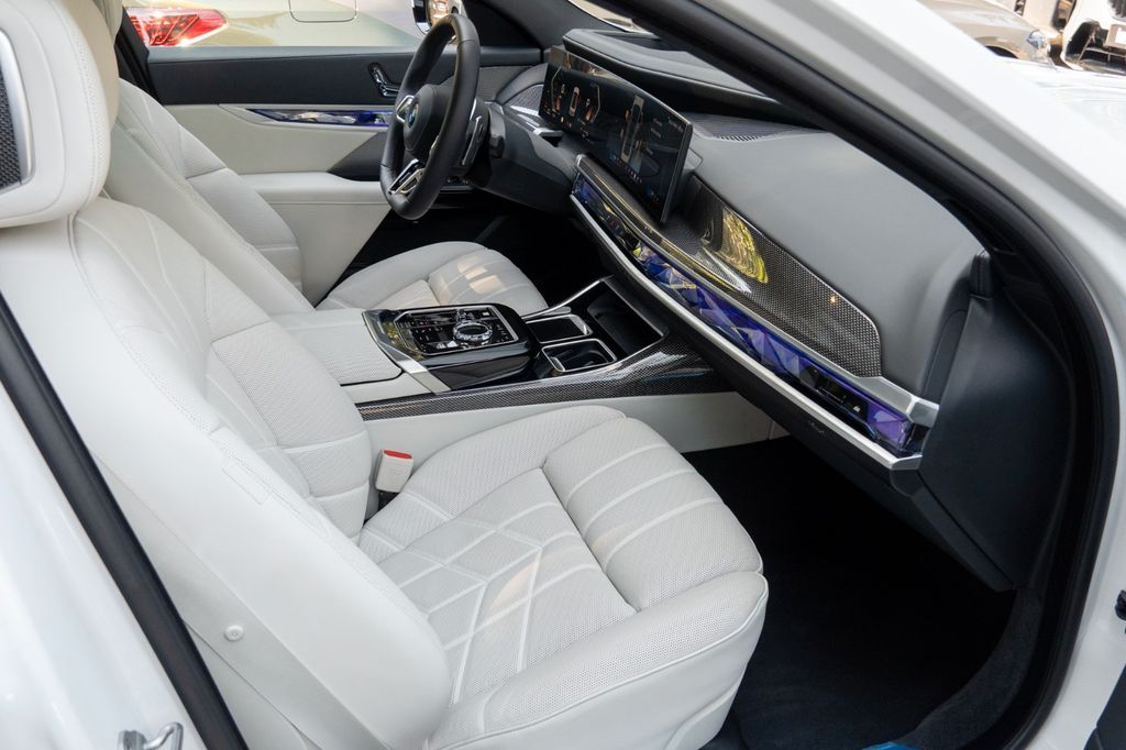 BMW 740 2025
