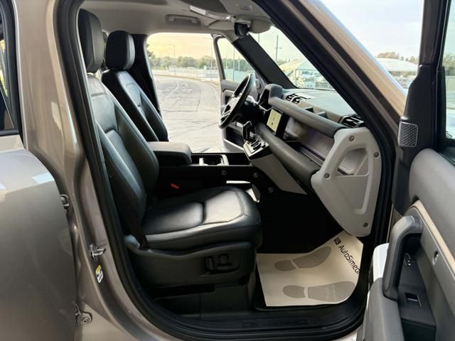 Land Rover Defender 2023