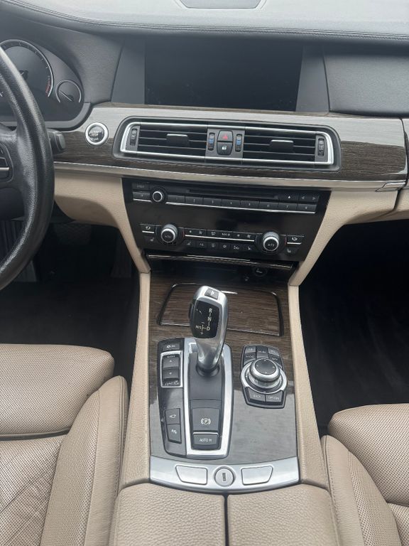 BMW 750 2009