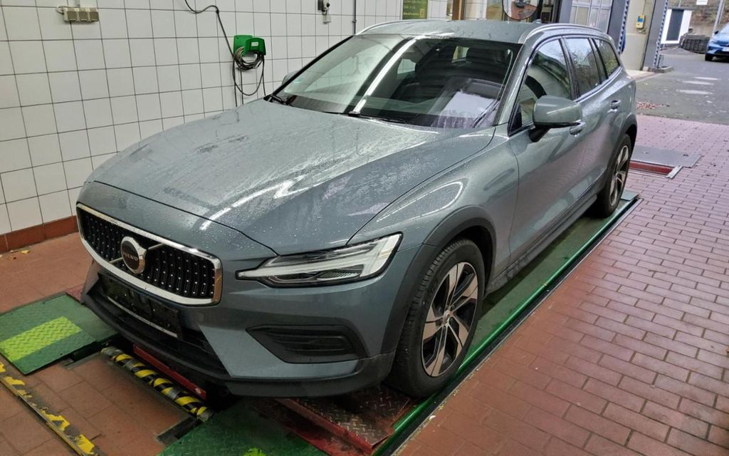 Volvo V60 Cross Country 2023