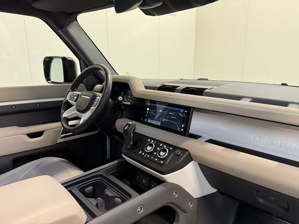 Land Rover Defender 2023