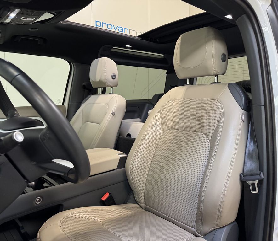 Land Rover Defender 2023