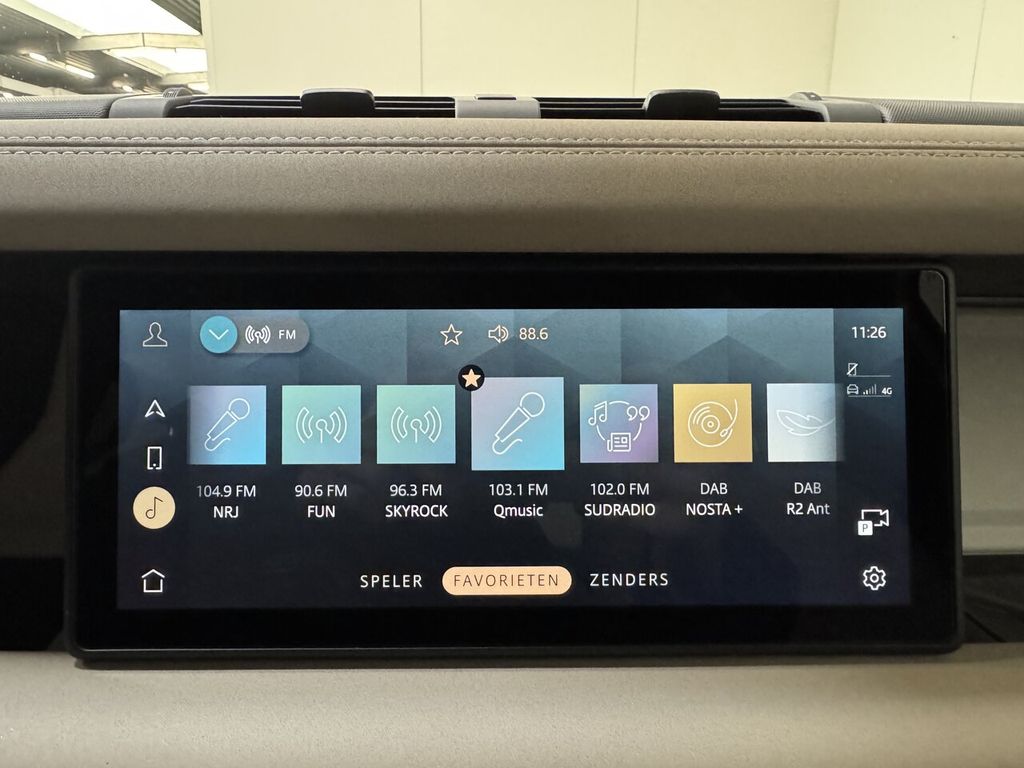 Land Rover Defender 2023