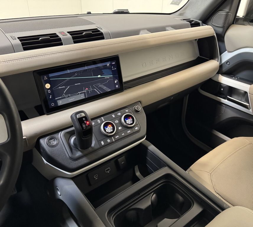 Land Rover Defender 2023