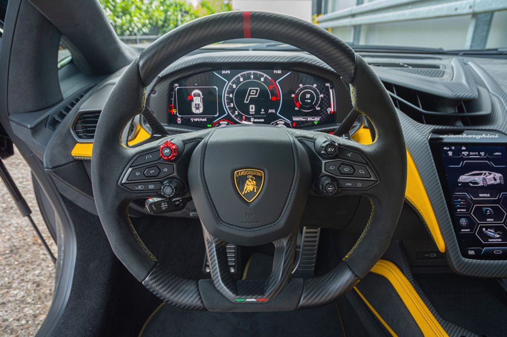 Lamborghini Revuelto 2025