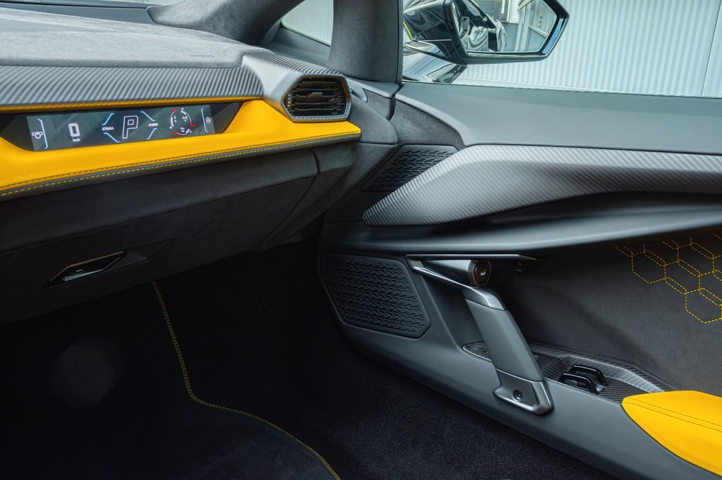 Lamborghini Revuelto 2025