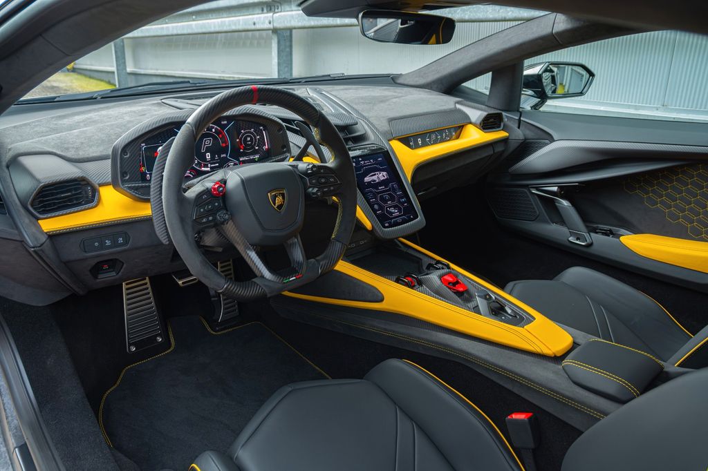 Lamborghini Revuelto 2025
