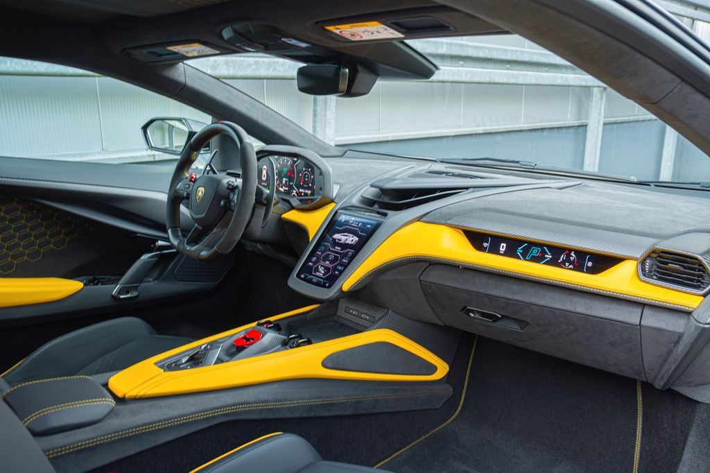 Lamborghini Revuelto 2025