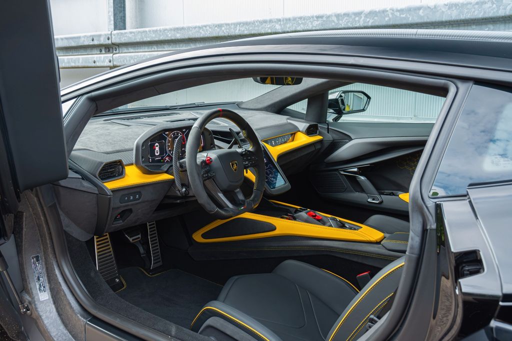 Lamborghini Revuelto 2025