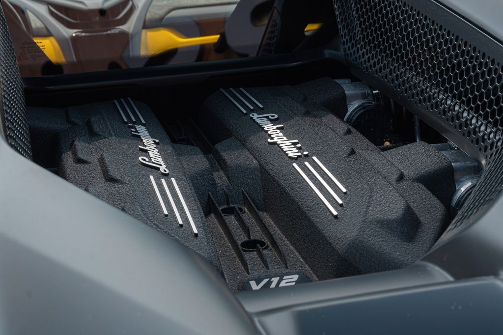 Lamborghini Revuelto 2025