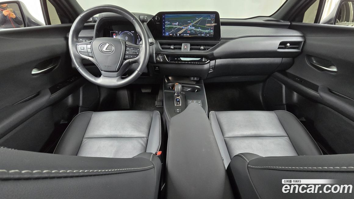 Lexus UX 2025
