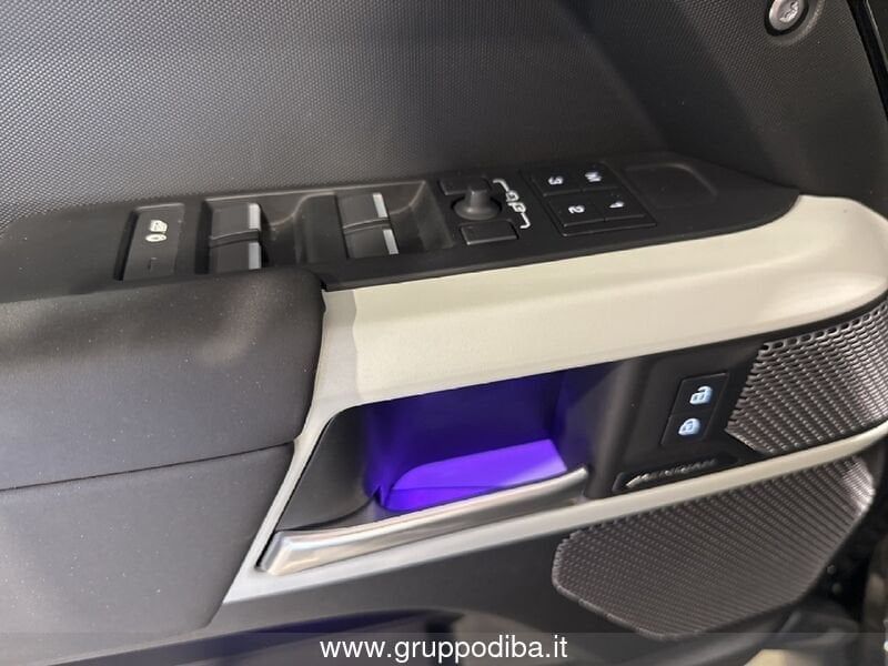 Land Rover Defender 2024