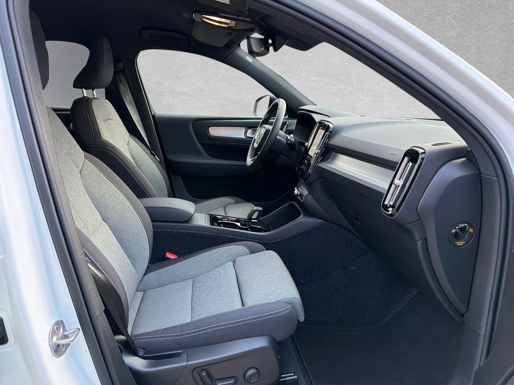 Volvo XC40 2025