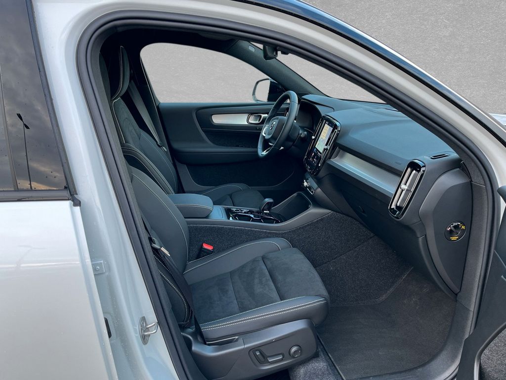 Volvo XC40 2025