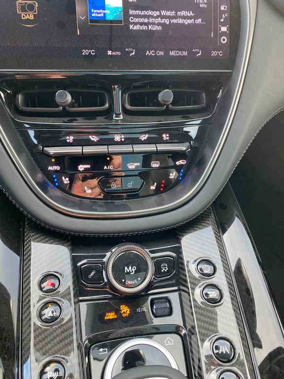 Aston Martin DBX 2025