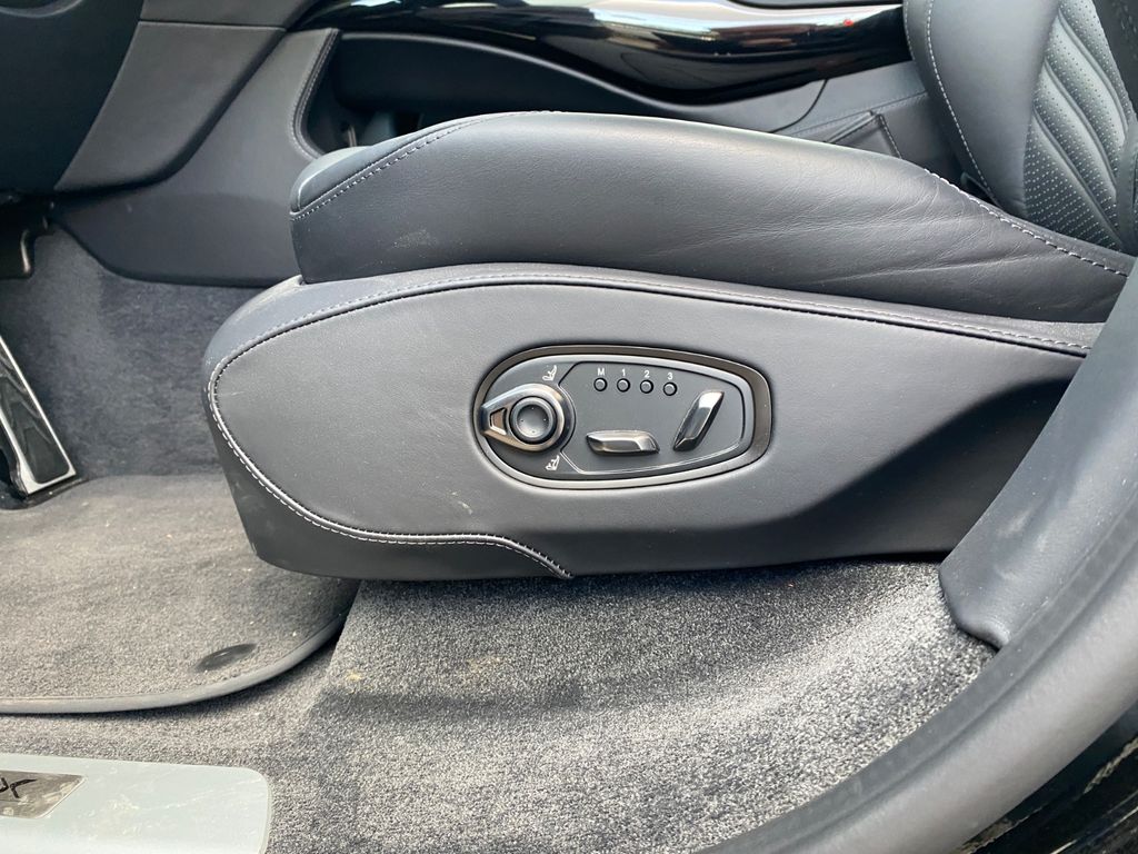 Aston Martin DBX 2025