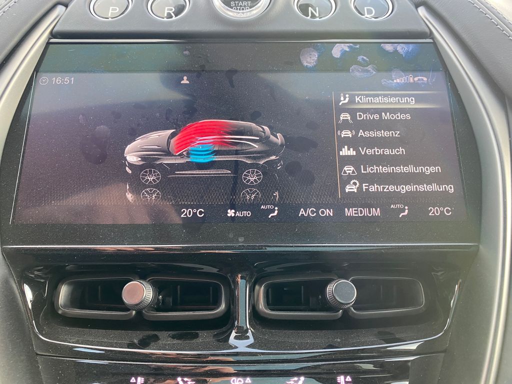 Aston Martin DBX 2025