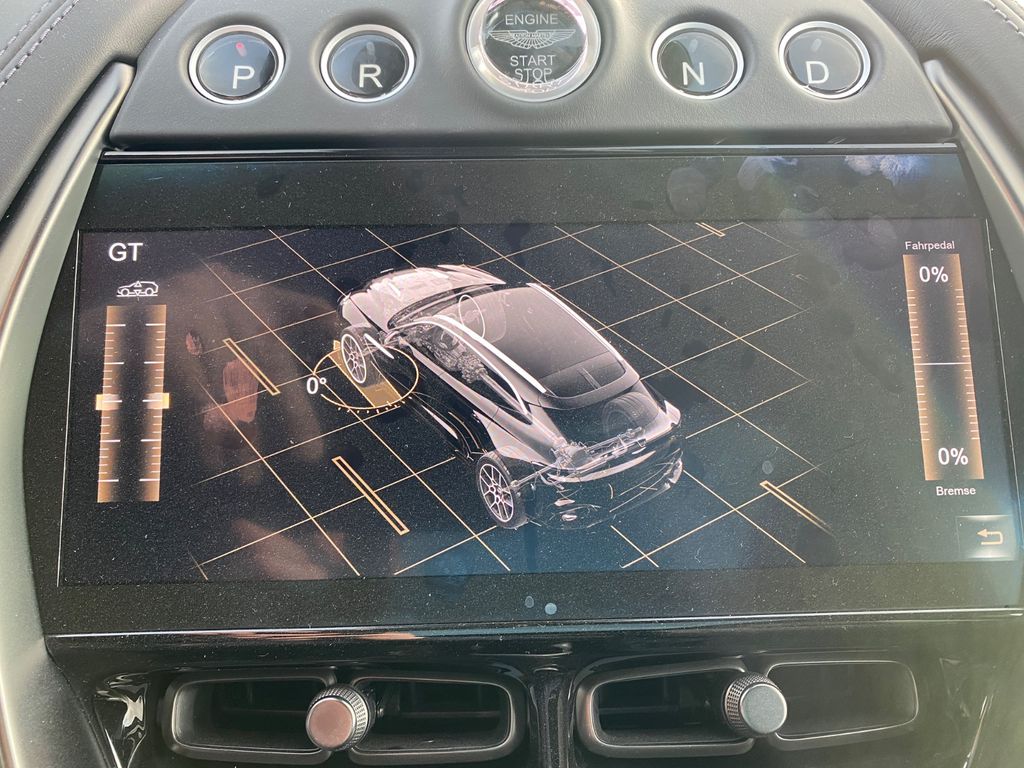 Aston Martin DBX 2025