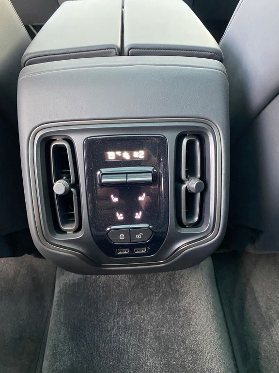 Aston Martin DBX 2025