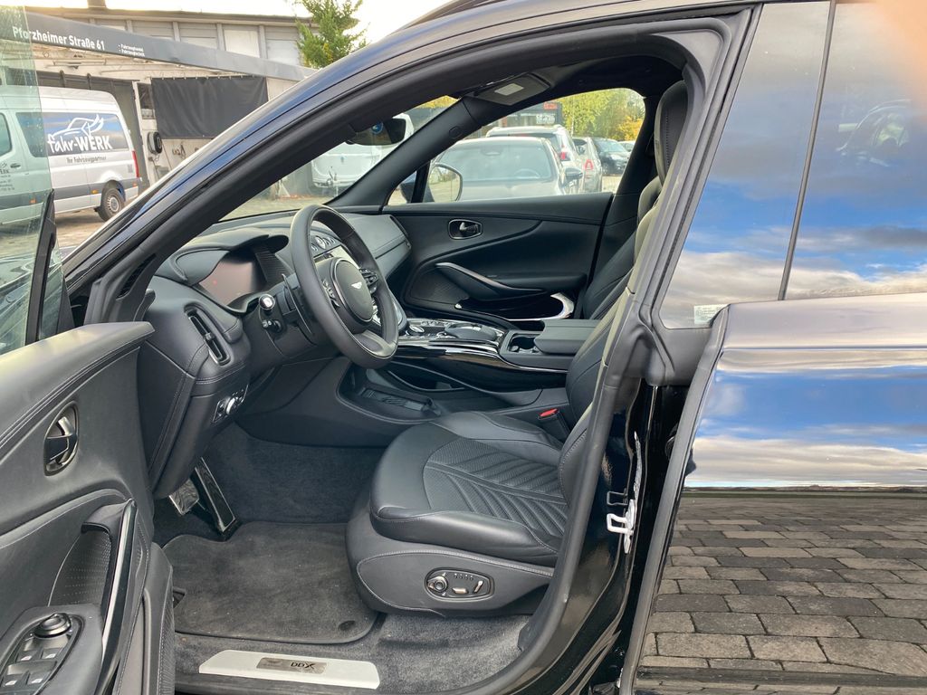 Aston Martin DBX 2025