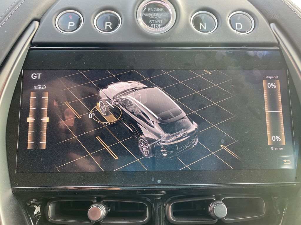 Aston Martin DBX 2025