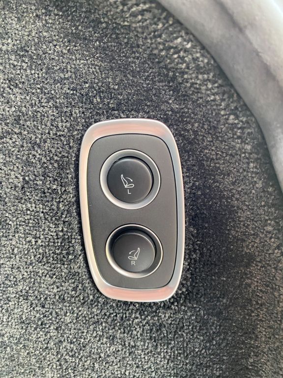 Aston Martin DBX 2025