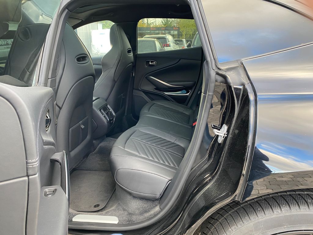 Aston Martin DBX 2025