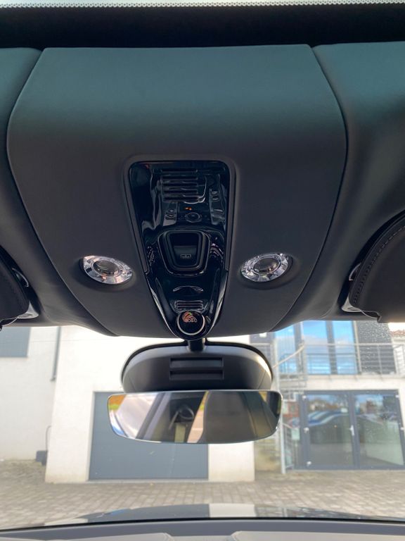 Aston Martin DBX 2025