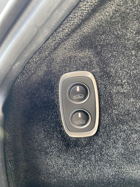 Aston Martin DBX 2025