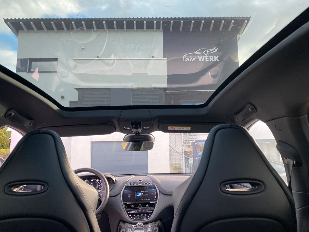 Aston Martin DBX 2025