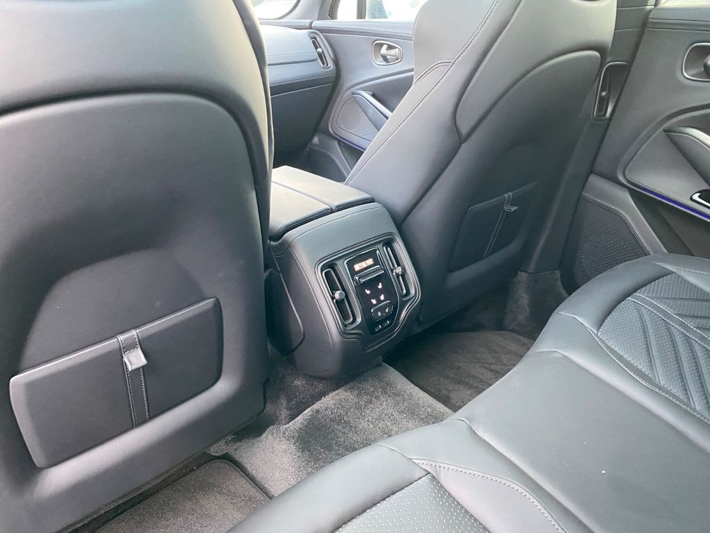 Aston Martin DBX 2025