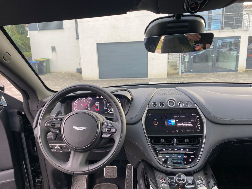 Aston Martin DBX 2025