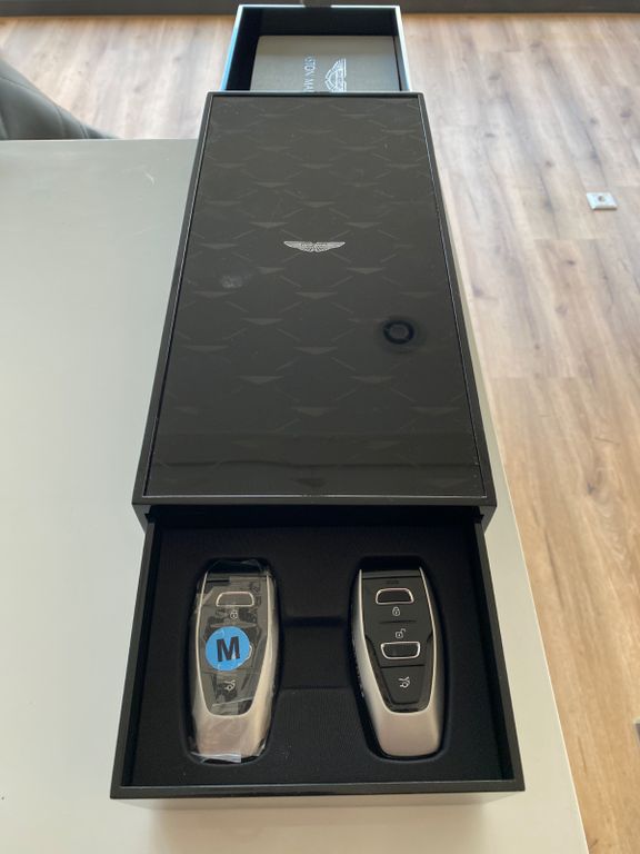 Aston Martin DBX 2025