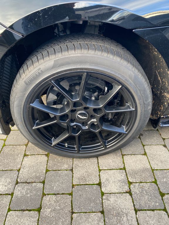 Aston Martin DBX 2025