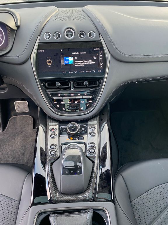 Aston Martin DBX 2025