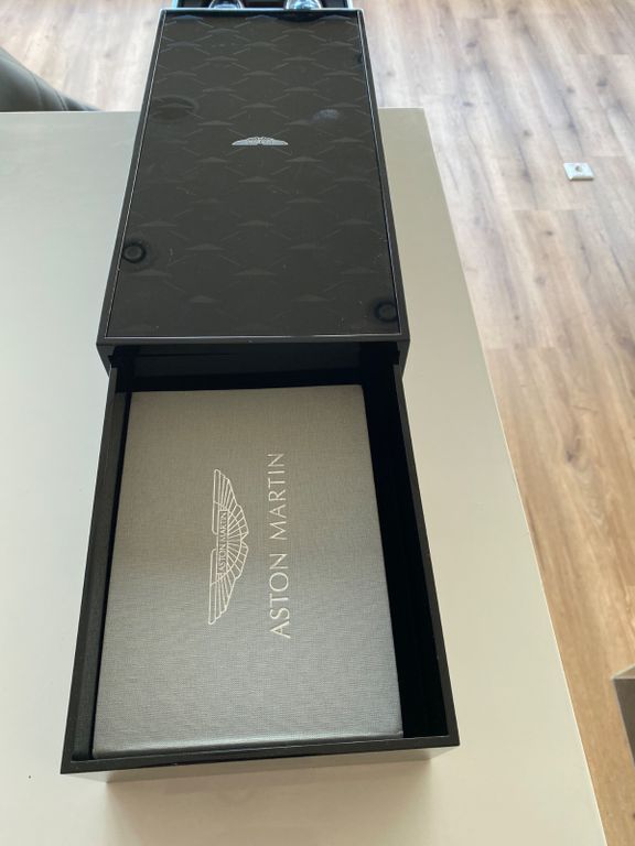 Aston Martin DBX 2025