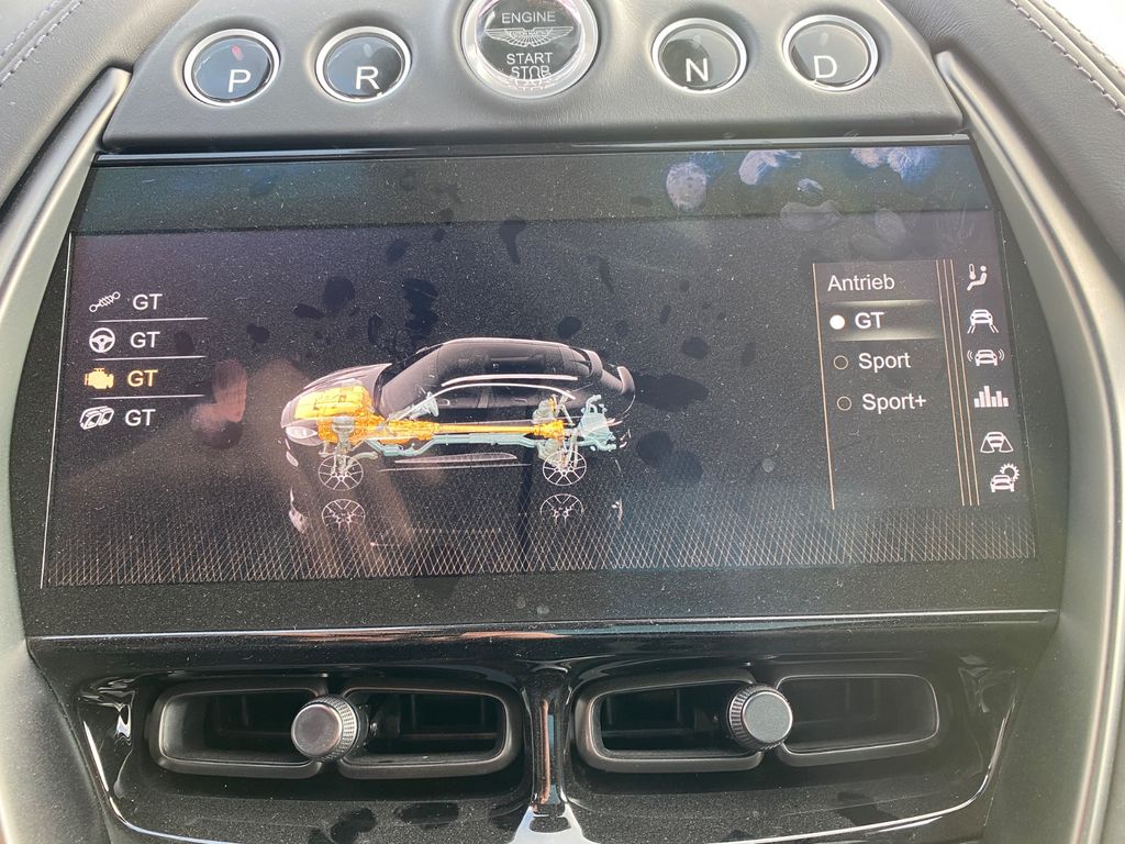 Aston Martin DBX 2025