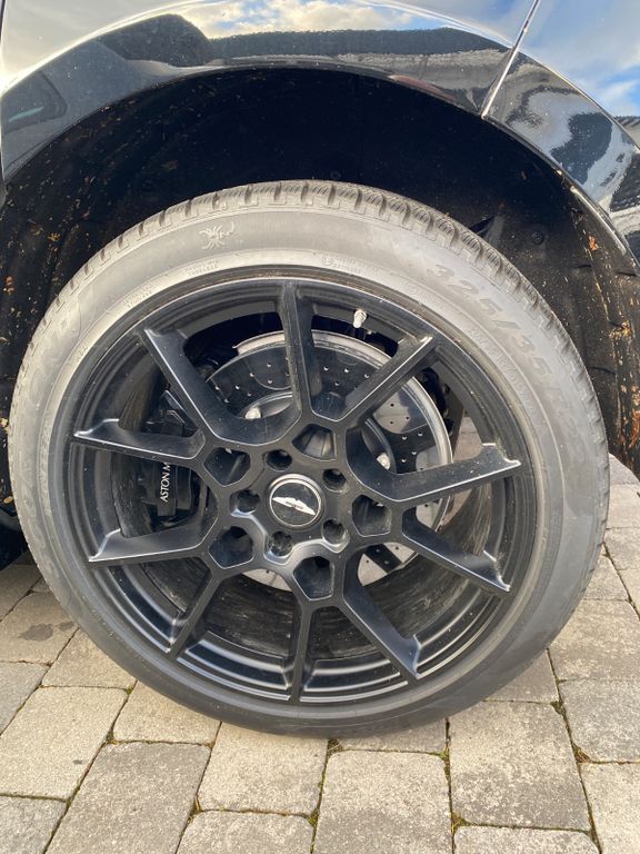 Aston Martin DBX 2025