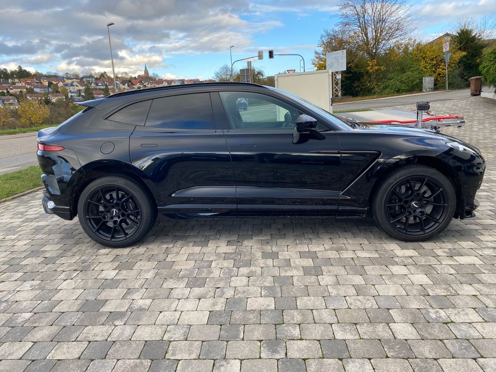 Aston Martin DBX 2025