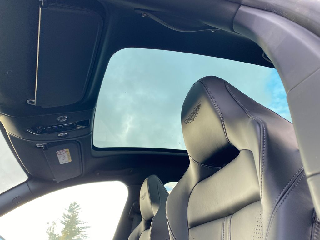 Aston Martin DBX 2025