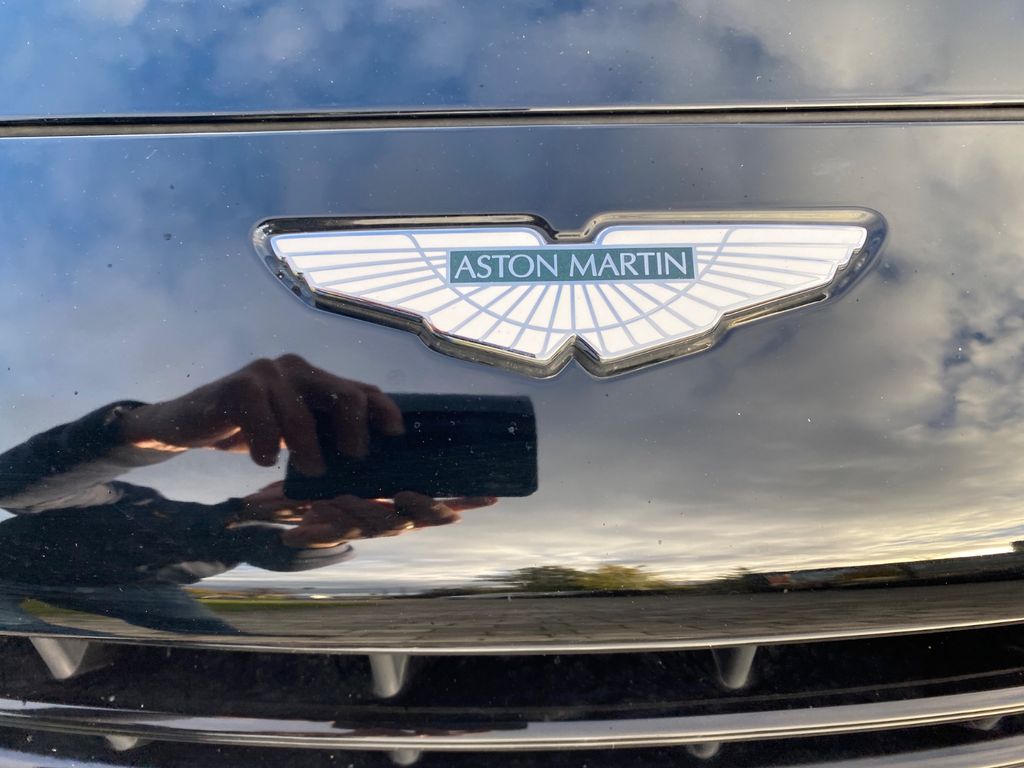 Aston Martin DBX 2025