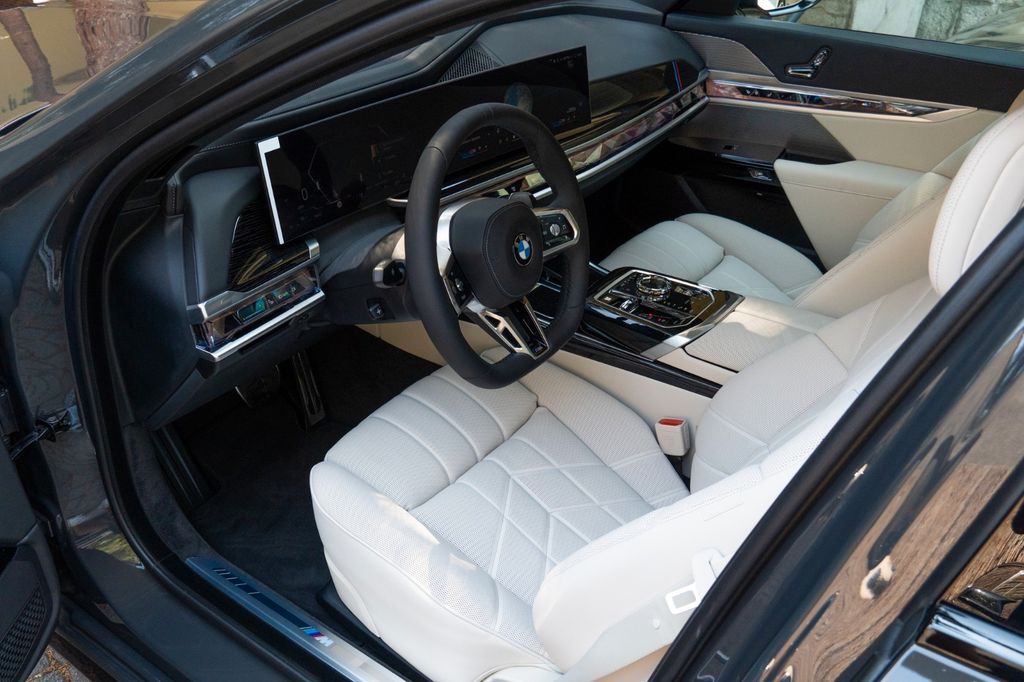 BMW 740 2025