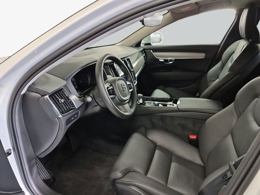Volvo V90 2025
