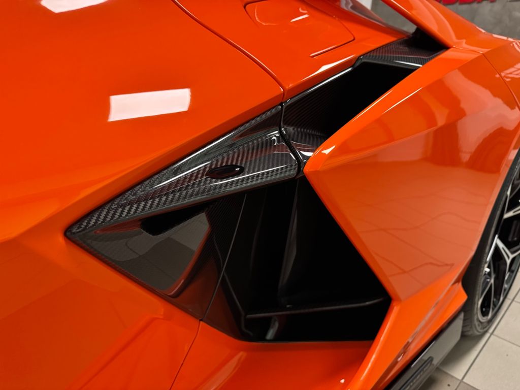 Lamborghini Revuelto