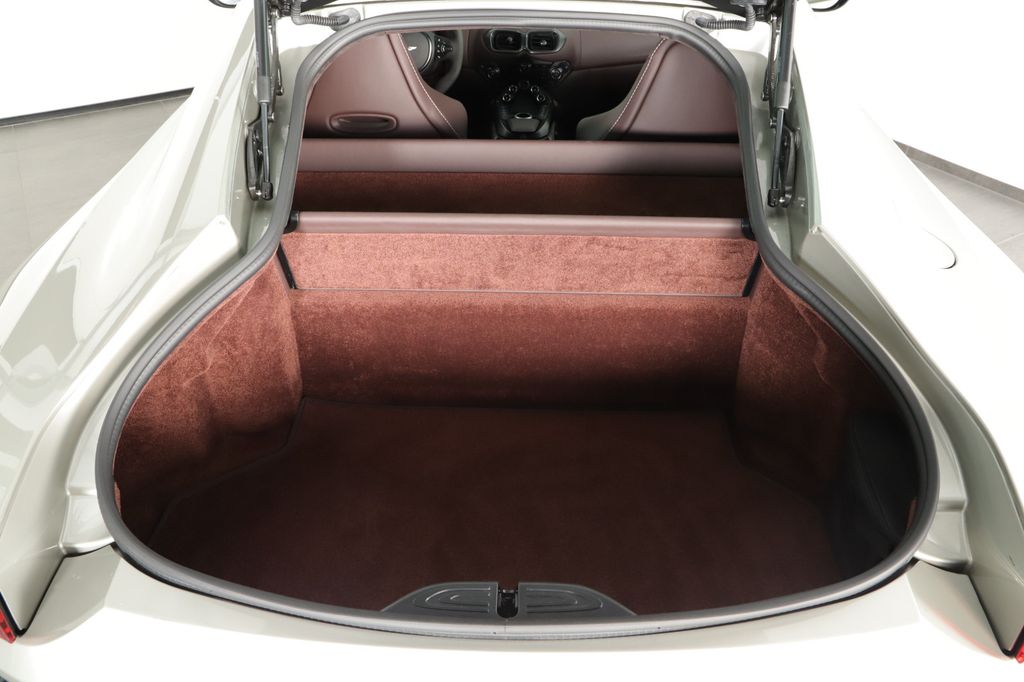 Aston Martin V8 Vantage 2022