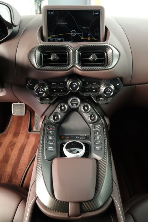 Aston Martin V8 Vantage 2022